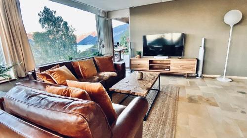 Krattigen House | Inviting Lakeview Little House: Child Friendly & Rated 9/10