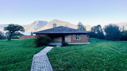Krattigen House | Inviting Lakeview Little House: Child Friendly & Rated 9/10