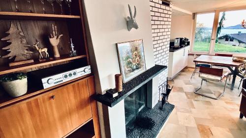 Krattigen House | Inviting Lakeview Little House: Child Friendly & Rated 9/10