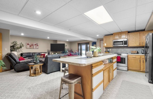 Delhi House | Lakeview Living: Guest Rated 10/10 with Pool & Ocean View