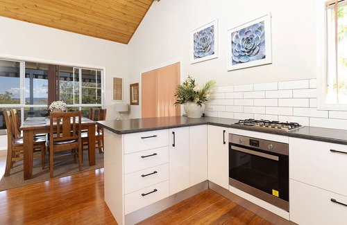 Green Point Cottage | Scenic Lakeview Lodge with Oceanfront Pool & Spa