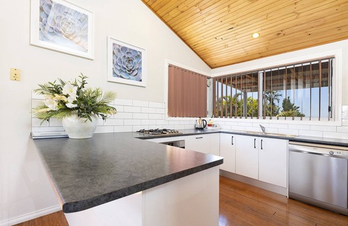 Green Point Cottage | Scenic Lakeview Lodge with Oceanfront Pool & Spa