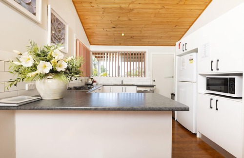 Green Point Cottage | Scenic Lakeview Lodge with Oceanfront Pool & Spa