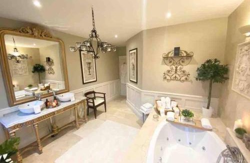 Blessington Villa | Serene Lakeview Lodge Home with Hot Tub & Oceanfront Bliss