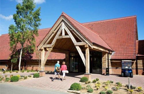 Wisbech Apartment | Unforgettable Lakeview Lodge: Rated 10/10 with Oceanfront Bliss