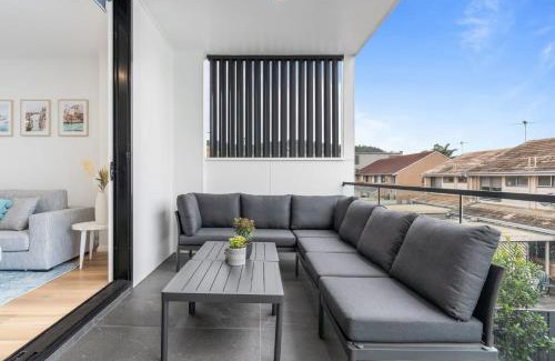 Warners Bay House | Scenic Lakeview Hotel - Ideal Work from Home Spaces