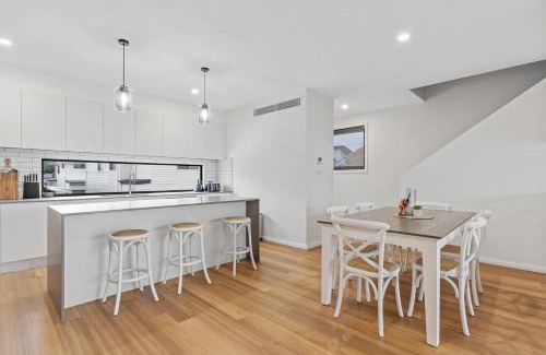 Warners Bay House | Scenic Lakeview Hotel - Ideal Work from Home Spaces