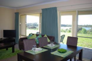 Waterhouse Hotel | Relax at Lakeview Motel and Apartments - Pet Friendly Retreat