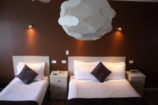 Waterhouse Hotel | Relax at Lakeview Motel and Apartments - Pet Friendly Retreat
