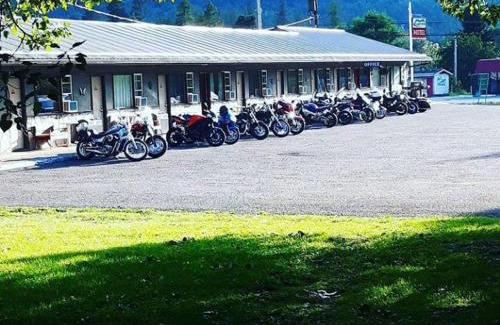 Christina Lake Hotel | Scenic Lakeview Motel: Family-Friendly with Kitchen Access