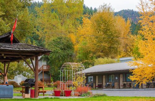 Christina Lake Hotel | Scenic Lakeview Motel: Family-Friendly with Kitchen Access