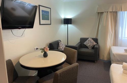 Belmont South Hotel | Affordable Lakeview Motor Inn with Family-Friendly Amenities