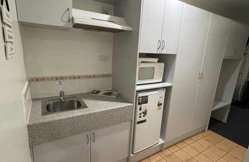Belmont South Hotel | Discover Lakeview Motor Inn: Family-Friendly with Pool & Kitchen