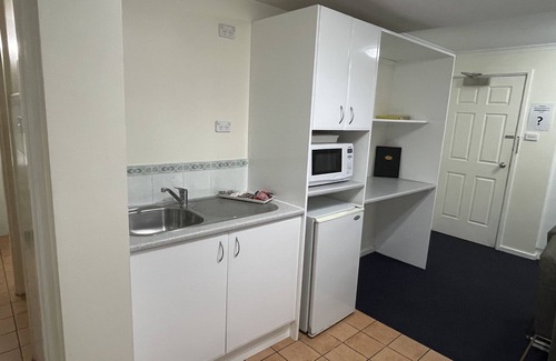 Belmont South Hotel | Discover Lakeview Motor Inn: Family-Friendly with Pool & Kitchen
