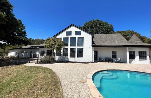 Rowlett House | Lakeview Oasis: Family-Friendly Retreat with Pool Access