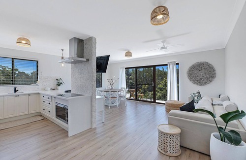 The Entrance North Apartment | Inviting Lakeview on Lynch - Renovated Oceanfront Retreat