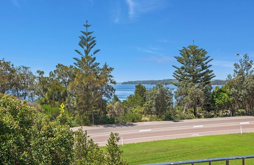 The Entrance North Apartment | Inviting Lakeview on Lynch - Renovated Oceanfront Retreat