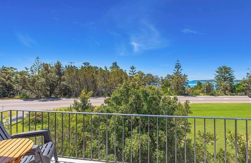 The Entrance North Apartment | Inviting Lakeview on Lynch - Renovated Oceanfront Retreat