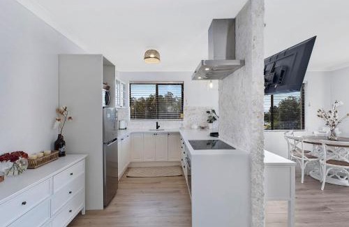 The Entrance North House | Relax at Lakeview on Lynch: Family-Friendly Getaway