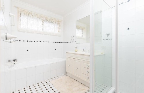 Forster House | Explore Lakeview on Victoria: Pet & Child Friendly Retreat