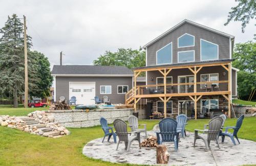 Brooklyn House | Lakeview Retreat, 6BR with Hot Tub Bliss