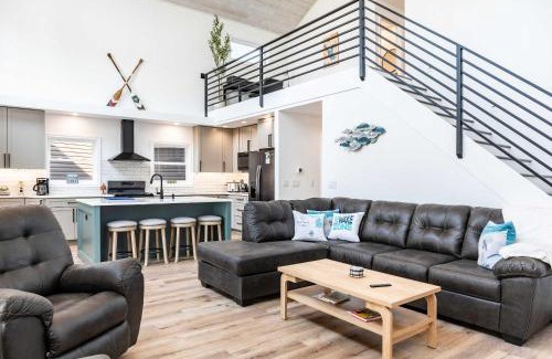 Brooklyn House | Lakeview Retreat, 6BR with Hot Tub Bliss
