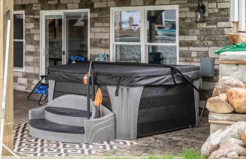 Brooklyn House | Lakeview Retreat, 6BR with Hot Tub Bliss