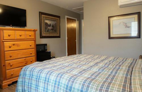 Mead House | Kid-Friendly Lakeview Room with 2 Queens – Rated 8.5/10