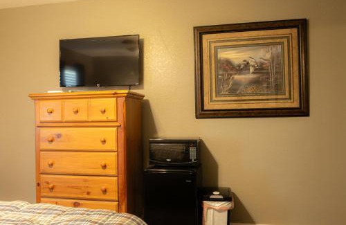 Mead House | Kid-Friendly Lakeview Room with 2 Queens – Rated 8.5/10
