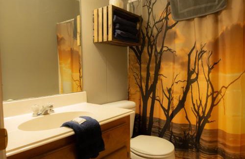 Mead House | Kid-Friendly Lakeview Room with 2 Queens – Rated 8.5/10