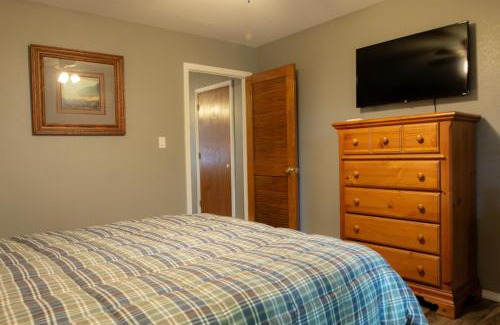 Mead House | Kid-Friendly Lakeview Room with 2 Queens – Rated 8.5/10