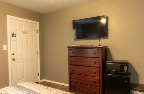 Mead House | Family-Friendly Lakeview Room with Two Queen Beds