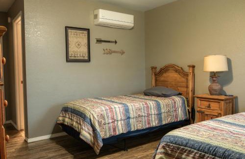 Mead House | Kid-Friendly Lakeview Room with Twin Beds - 10/10 Rating