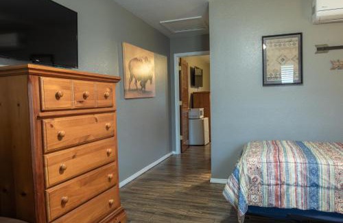 Mead House | Kid-Friendly Lakeview Room with Twin Beds - 10/10 Rating
