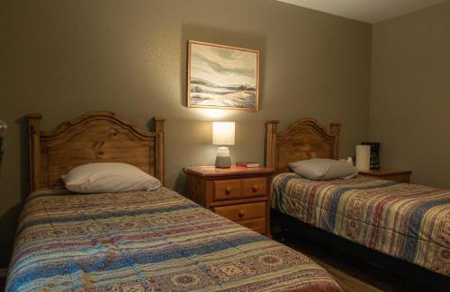 Mead House | Kid-Friendly Lakeview Room with Twin Beds - 10/10 Rating