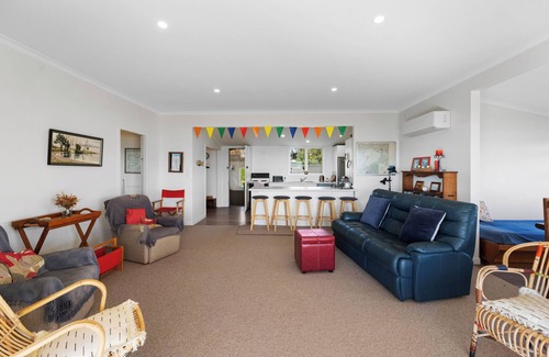 Waitetoko House | Tranquil Lakeview Scope - Family-Friendly Tauranga Retreat