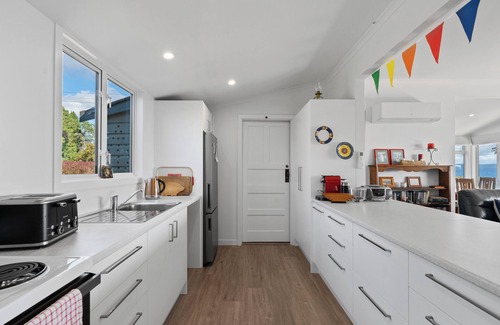 Waitetoko House | Tranquil Lakeview Scope - Family-Friendly Tauranga Retreat