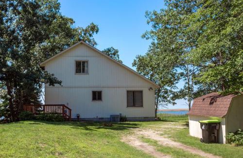 Au Gres House | Serene Lakeview & Wildlife Retreat: Child-Friendly Escape