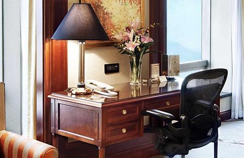 Gu Lou Hotel | Enjoy Your Stay at Lakeview Xuanwu Hotel with Pool & Hot Tub
