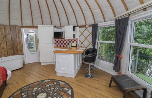 Beckford Cottage | Lakeview Yurt: Pet-Friendly Retreat with Spa & Hot Tub