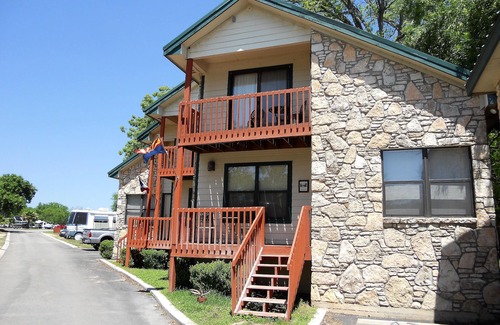 Kingsland Condo | Experience LakeViewCondo: Steps to the Water & Pool Access
