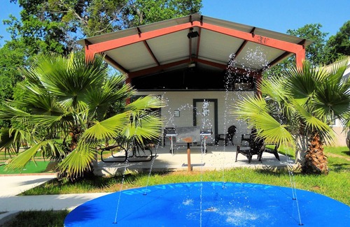 Kingsland Condo | Experience LakeViewCondo: Steps to the Water & Pool Access