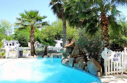 Kingsland Condo | Experience LakeViewCondo: Steps to the Water & Pool Access