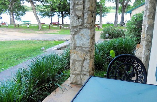 Kingsland Condo | Lakeview Condo at Lake LBJ with Boat Slip and Hot Tub