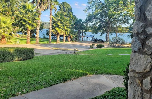 Kingsland Condo | Lakeview Condo at Lake LBJ with Boat Slip and Hot Tub