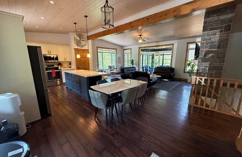 Omemee Cottage | Lakewood Haven is a charming 4-bedroom cottage nestled in by the waterfront.