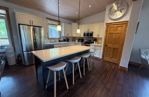 Omemee Cottage | Lakewood Haven is a charming 4-bedroom cottage nestled in by the waterfront.