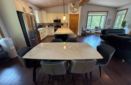 Omemee Cottage | Lakewood Haven is a charming 4-bedroom cottage nestled in by the waterfront.