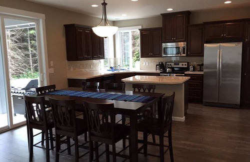 Amboy House | Lakewood Retreat: Guest Rated 9.8 with Hot Tub & Hiking