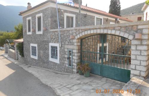 Zarakas Apartment | Discover Lakonian Home: 9.6/10 Rated, Family & Pet Friendly